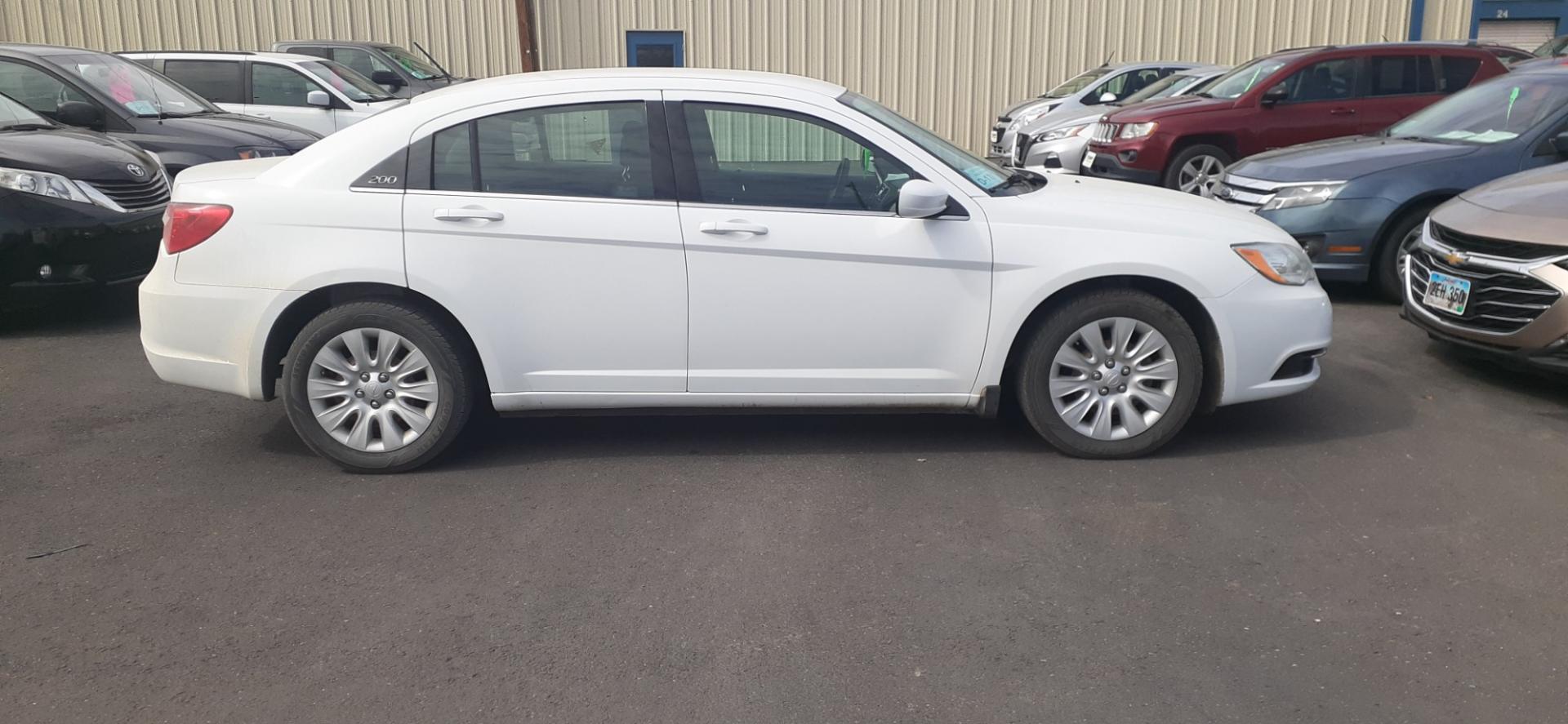 2013 Chrysler 200 (1C3CCBAB6DN) , located at 2015 Cambell Street, Rapid City, SD, 57701, (605) 342-8326, 44.066433, -103.191772 - CARFAX AVAILABLE - Photo#4